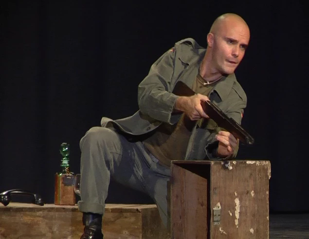 Alessandro Albertin impugna il fucile in scena in Lo Sbarco in Normandia