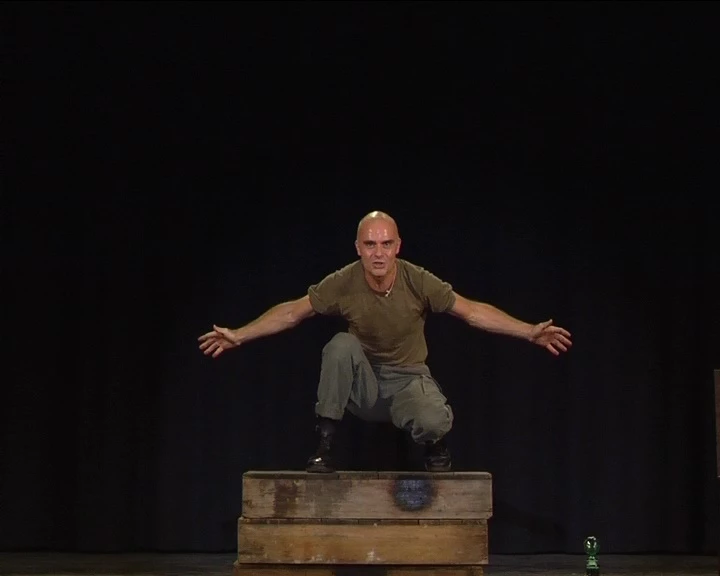 Alessandro Albertin in scena con le braccia aperte in Lo Sbarco in Normandia