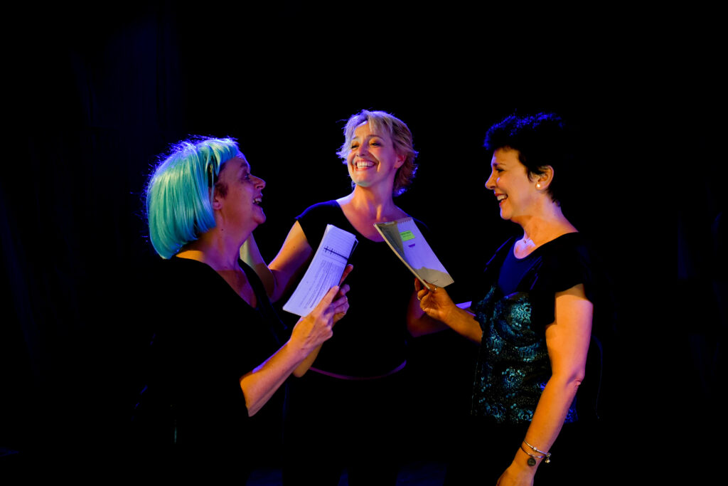 Michela Ottolini prova una scena con due allieve del corso di teatro Adulti