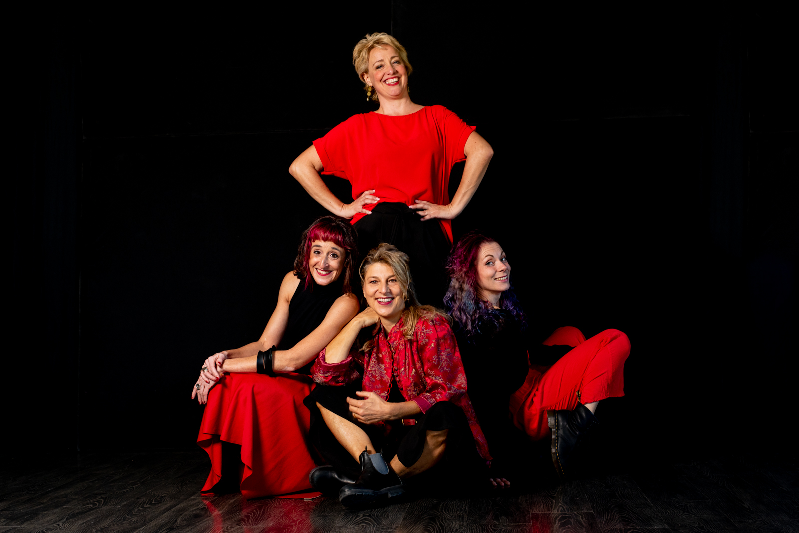 Le quattro insegnanti di SpazioMio sorridono vestite di rosso